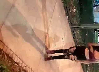 Jovencita Pillada En La Calle Después De La Fiesta. Él No Pudo Aguantar Ni 5 Minutos Con Piernas Abiertas En Público.