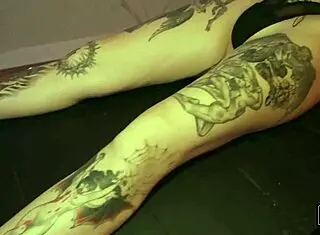 Nymfona femdomina Sinn Sage sormittaa Charlotte Sartrea märkää pillua straponilla, lezdomia ja vaatteet revittynä