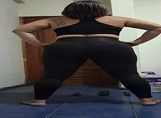 Wow, check out this mature Latina doing exercises in see-through leggings!