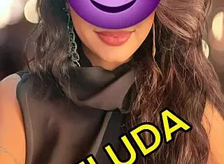 Gemendo baixinho para nao acordar o marido durante masturbacao na buceta