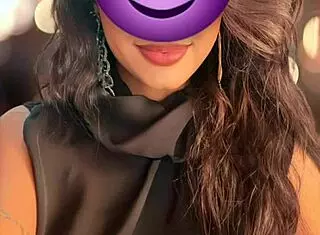 Gemendo baixinho para nao acordar o marido durante masturbacao na buceta