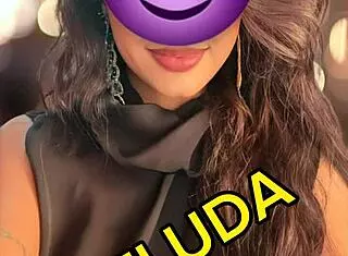 Gemendo baixinho para nao acordar o marido durante masturbacao na buceta