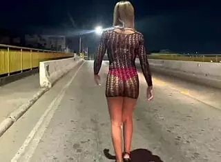 Esposa Fazendo Exibismo Na Rua Deixando Os Coecas Loucos