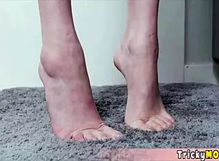 Milf goddess Lauren demonstrates handjob techniques using kitchen gloves