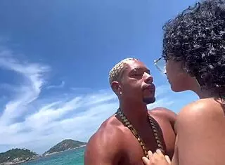 novinha de 18 anos casada perde o celular e vazam vídeos transando na praia do recreio