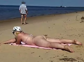 Amateur Juicy Milf Enjoys Playful Beach Encounter with Flashing and Doggystyle Fun