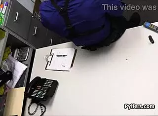 prind blonda scundă geek dezbrăcându-se apoi paznicul de mall o futere tare