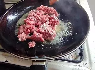 lo que empezó como cena terminó con la enorme verga de mi hermanastro en mi coño