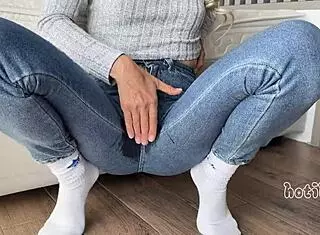 Hey she blew the no-cum challenge squirting three wild times!