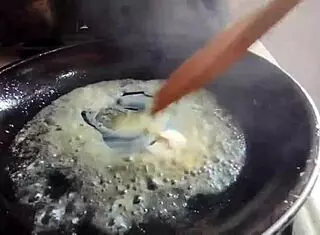 lo que empezó como cena terminó con la enorme verga de mi hermanastro en mi coño