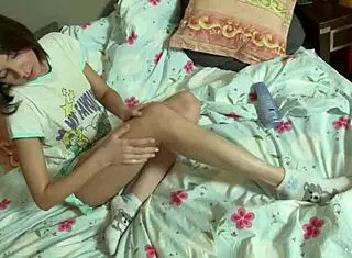 SLIM BRUNETTE CALLA FINGERS WET PUSSY WITH VIBRATOR TOYS