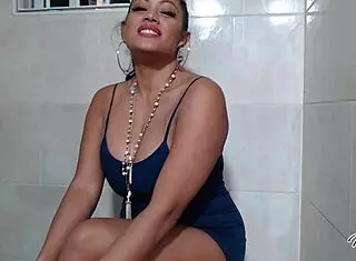 Oiled mature maxine x gapes pussy fucking huge dildo