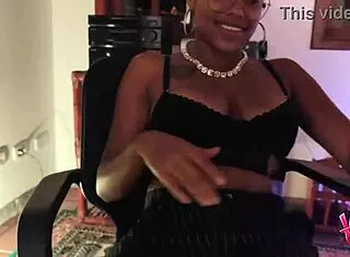 Putinha safada dances sexy outdoor showing ebony curves everywhere