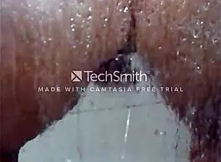 Ei, olha essa casada se exibindo no banho todo molhada e gostosa!