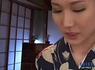 Όμορφη Ιαπωνίδα MILF Mirei δείχνει τεράστια βυζιά HD