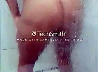 Ei, olha essa casada se exibindo no banho todo molhada e gostosa!