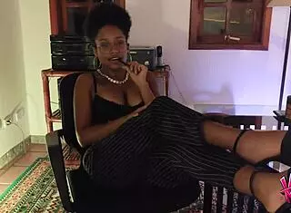 Putinha safada dances sexy outdoor showing ebony curves everywhere