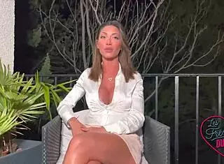 i'm vittoria busty brunette milf craving anal slut sex