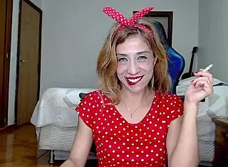 WOW, BRAZILIAN SLUT SMOKES AND FLASHES HER JUICY PUSSY!