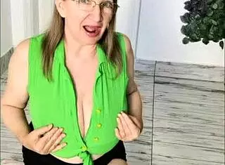 Niezapomniany podwieczorek z wielkimi naturalnymi cyckami macochy - POV tabu mommy roleplay