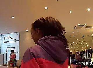 Tjeckisk tjej lockad i butik klär av för hård anal POV-knull