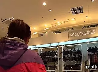 צ'כית מפתה בחנות מתפשטת לאנאלי קשה POV