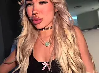 Sister's Best Friend Luna Luxe Bubble Blowing Blowjob!