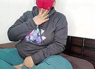 jab boyfriend yaad aati hai mai masturbate karti hu bedroom me