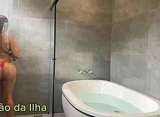 CASADA MAMANDO AMIGO NO CHUVEIRO E FUDENDO ATÉ CREAMPIE!