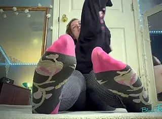 Xvideos flashes housewife's tattooed barefoot body!