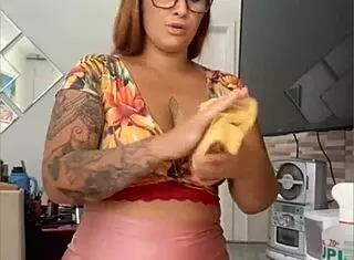 she cleans house with her pussy splitting wide open flashing every move exhibitionist style