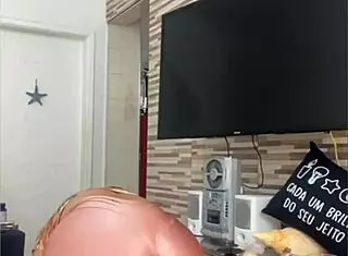 she cleans house with her pussy splitting wide open flashing every move exhibitionist style