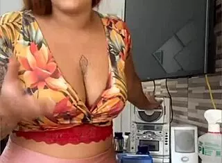 she cleans house with her pussy splitting wide open flashing every move exhibitionist style