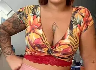 she cleans house with her pussy splitting wide open flashing every move exhibitionist style