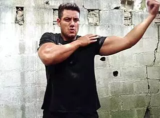 Yuri gaúcho bodybuilder flashes hairy armpits jerks huge cock to massive cumload