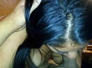 Mommys saftige røv suger pik dybt og hårdt