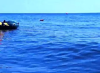 Mogen bikinibabe poserar sexigt på båt i Volga-flodens vatten