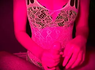 18 year old girl delivers the ultimate amateur handjob to old guy