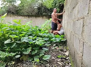 casi nos pillan follando a la vecina mexicana al aire libre con creampie