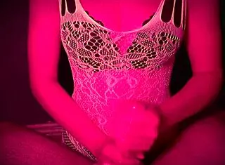 18 year old girl delivers the ultimate amateur handjob to old guy