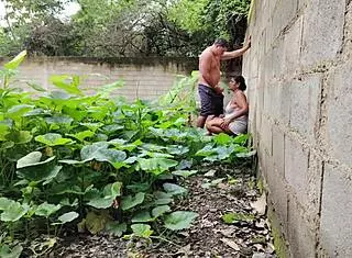 casi nos pillan follando a la vecina mexicana al aire libre con creampie