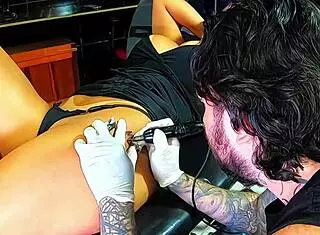 hey, essa morena left the tattoo artist crazy!