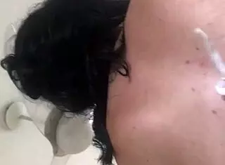 puta gemendo na rola com dedo no cuzinho 😈🍑🔥