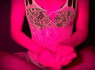 18 year old girl delivers the ultimate amateur handjob to old guy