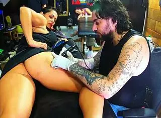 hey, essa morena left the tattoo artist crazy!