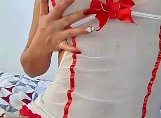 Hermosa rubia, quieres ver su gran culo masturbado mientras fuma?