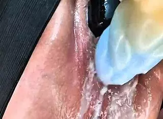 Fat bbw gapes juicy pussy with huge dildo squirt