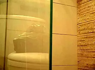 voyeur spies venezuelan hermanastra milet shaving pussy hidden cam