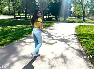 Valentina wets jeans 3x park 💦😱