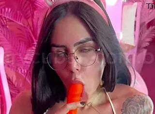 Lary Cubas Stuffing Carrot In Pink Wet Pussy